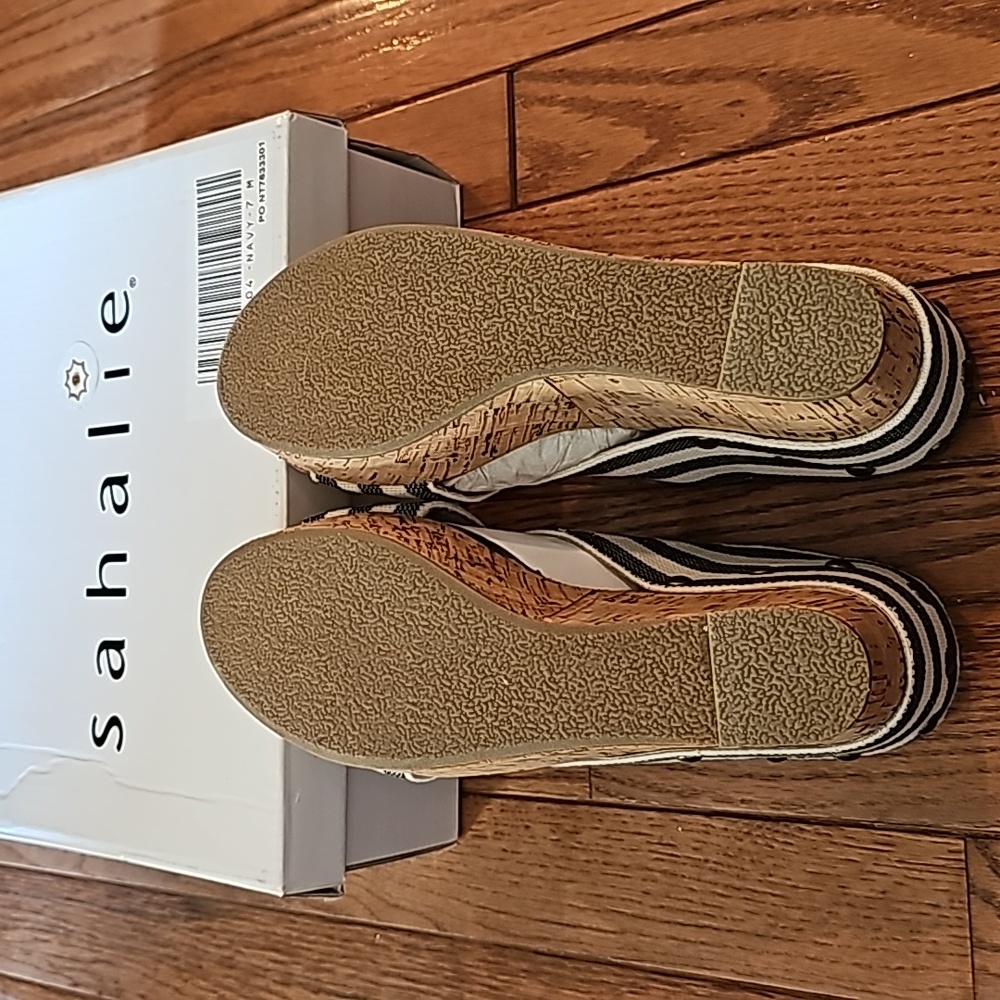 Sahalie Navy size 7 M Wedge Heel Sandals - New in Box - Picture 9 of 10